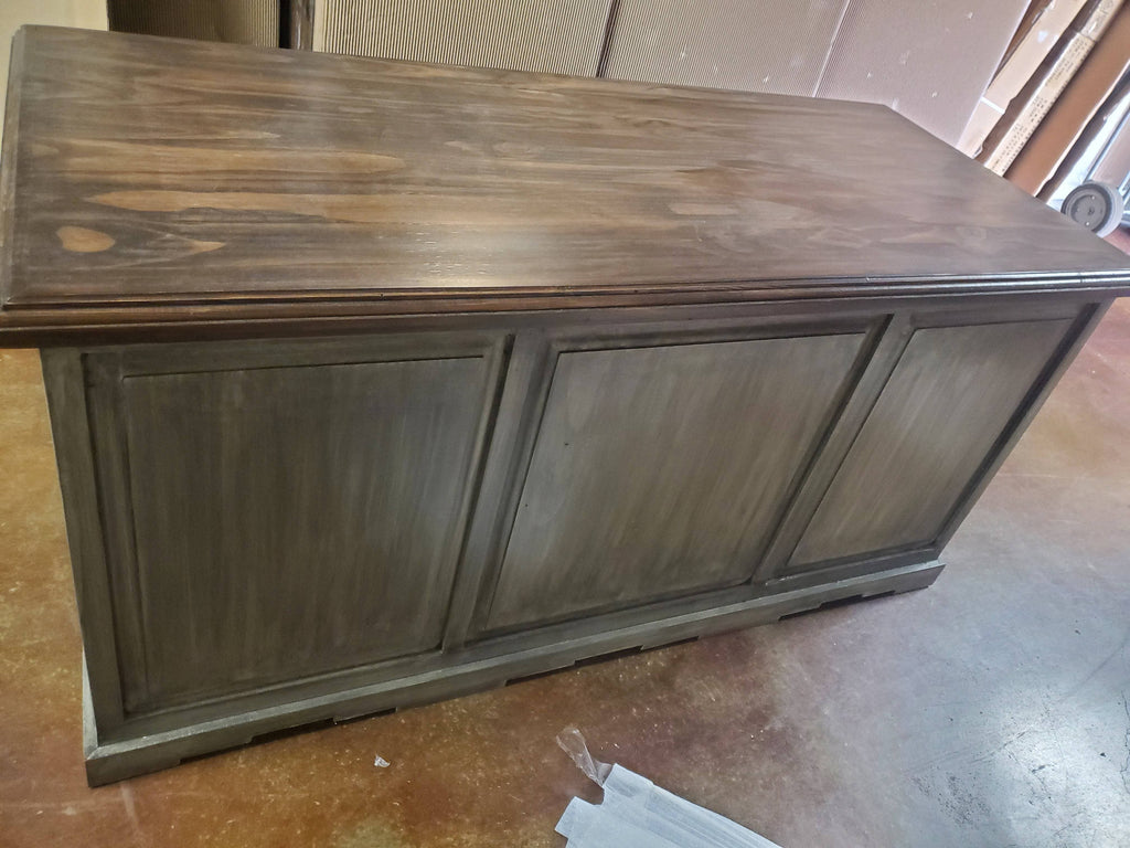 TRADITIONAL EXECUTIVE DESK IN WEATHERED FARMHOUSE - The Rustic Mile